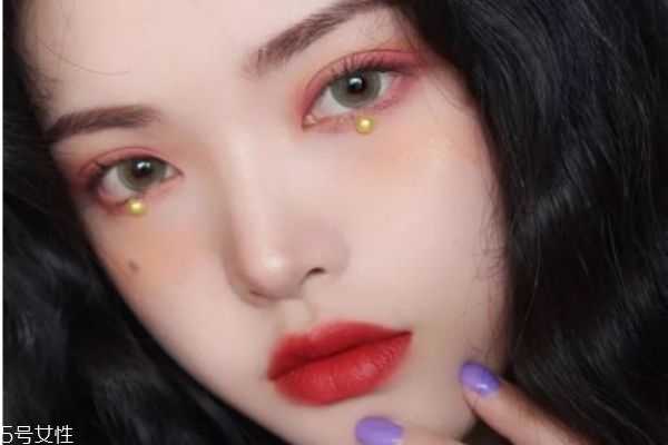 唇色暗紫适合什么口红？黄皮唇色深口红推荐