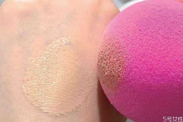 上隔离美妆蛋要打湿吗？美妆蛋涂隔离需要打湿吗