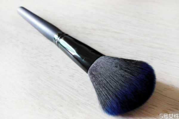散粉刷怎么粘取散粉?散粉刷的正确使用方法 散粉刷怎么粘取散粉?散粉刷的正确使用方法