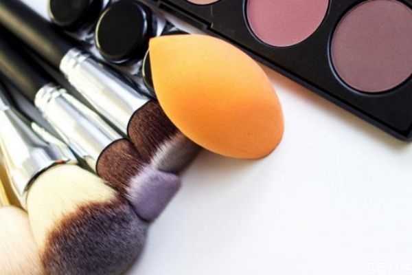 补妆可以用粉饼后再用散粉吗?补妆可以用定妆喷雾吗 补妆可以用粉饼后再用散粉吗?补妆可以用定妆喷雾吗