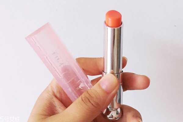 妆前打底用什么润唇膏好