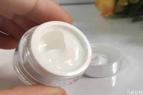 素颜霜有隔离的效果吗?素颜霜可以代替隔离霜吗 素颜霜有隔离的效果吗?素颜霜可以代替隔离霜吗