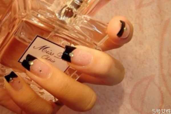 做美甲不打磨能挺多久?影响美甲持久度的因素 做美甲不打磨能挺多久?影响美甲持久度的因素