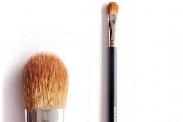 眼影刷能当鼻影刷吗？眼影刷能当遮瑕刷用吗