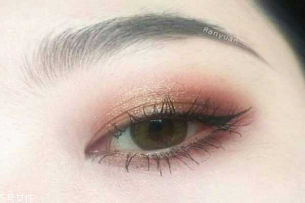 先画眼影还是先涂睫毛膏？先画眼影还是先夹睫毛