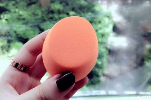 美妆蛋吃粉的表现 美妆蛋吃粉是怎么样的 美妆蛋吃粉的表现 美妆蛋吃粉是怎么样的