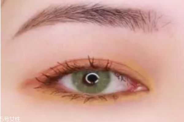 夏天涂什么颜色的眼影好看？适合夏天的眼影色