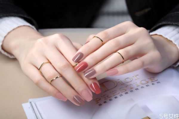 怎样涂指甲油不会掉？涂指甲油不出边的技巧