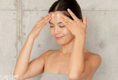 两眉中间要涂眼霜吗？两眉中间川字纹怎么按摩