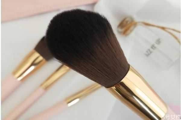粉底液可以用散粉刷吗?散粉刷与粉底刷有什么区别 粉底液可以用散粉刷吗?散粉刷与粉底刷有什么区别