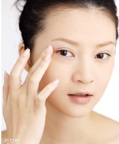 怎么去除眼部皱纹和黑眼圈