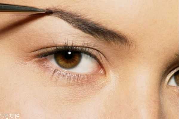眉毛应该怎么化妆才好看？化眉毛有什么注意的呢
