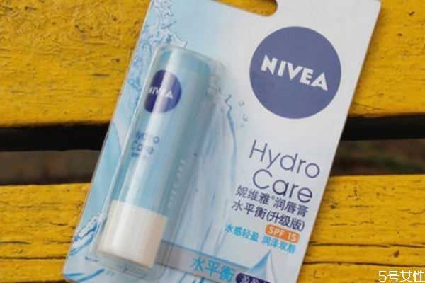 润唇膏和唇部打底有什么区别？护唇膏和润唇膏一样吗