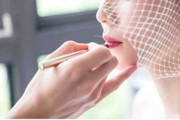 冬天口红用哑光还是滋润？口红买滋润还是哑光好