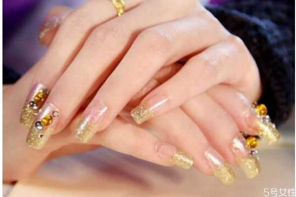 指甲上镶钻好吗？指甲上镶钻会伤害指甲吗