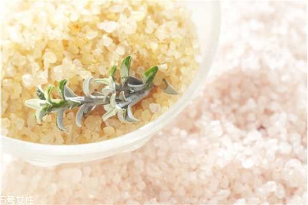 浴盐可以去背上痘痘吗 教你怎么用浴盐去角质