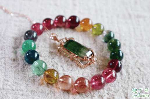 碧玺是不是水晶的一种?什么颜色的碧玺比较稀有 碧玺是不是水晶的一种?什么颜色的碧玺比较稀有