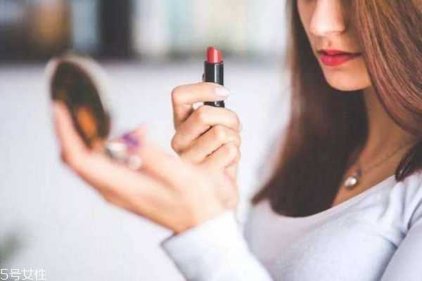 秋天涂什么颜色的口红好看？好看的秋季口红有哪些