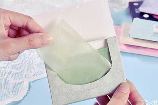 吸油纸的作用 护肤后脸油可以用吸油纸吗 吸油纸的作用 护肤后脸油可以用吸油纸吗