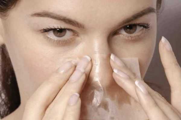 夏天脸上出油的原因 为什么夏天脸上会出油