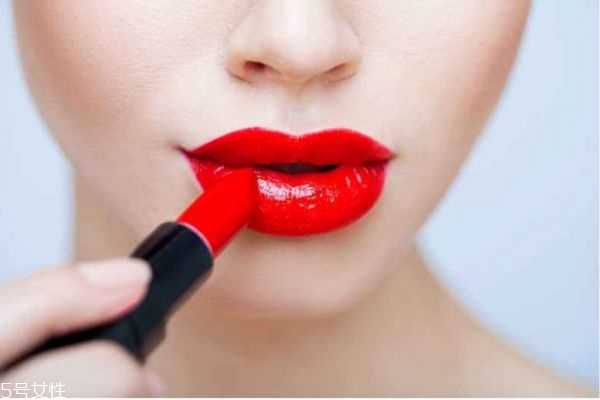 经常涂口红有什么危害？涂口红时的注意事项