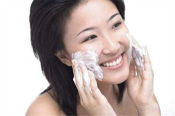 防晒霜要卸妆吗？防晒霜要用什么卸妆