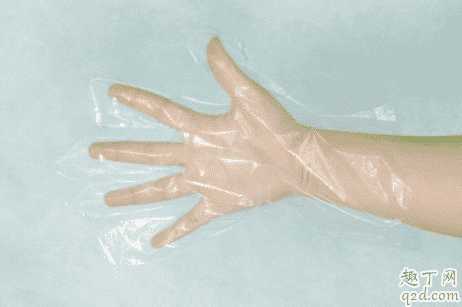 一次性手套用完后洗一下可以再用吗 一次性手套可以用热水烫吗