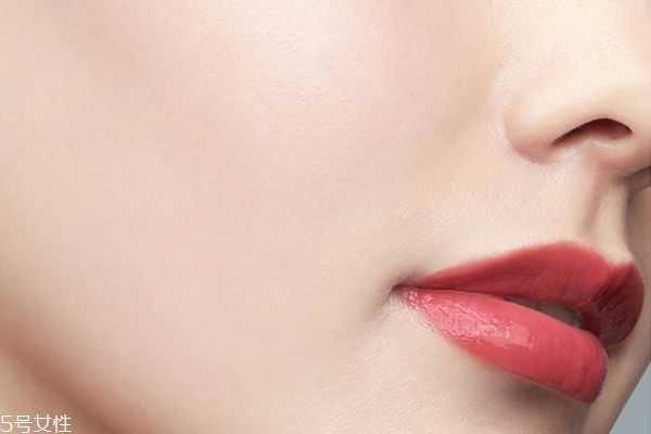 经常涂口红有哪些危害？女生长期涂口红的危害