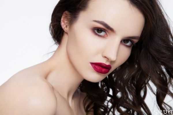 皮肤太干化妆起皮怎么办?皮肤干化妆脸起皮小妙招 皮肤太干化妆起皮怎么办?皮肤干化妆脸起皮小妙招