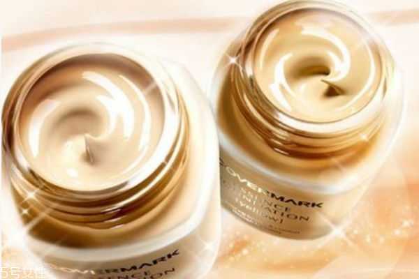 雅诗兰黛沁水适合混油吗?混油适合什么粉底液 雅诗兰黛沁水适合混油吗?混油适合什么粉底液