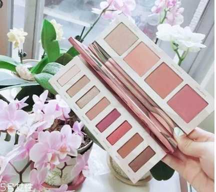 眼影打底色什么颜色显白显年轻？