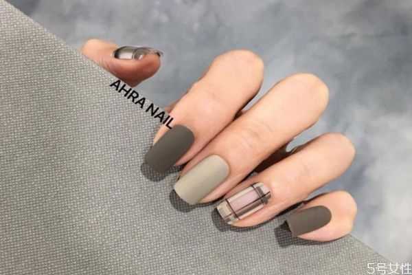 美甲先封层还是先贴钻？