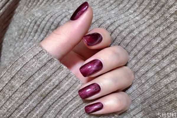 怎样涂指甲油不会掉？涂指甲油不出边的技巧