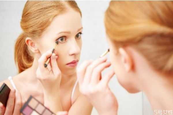 化完妆很快就暗沉了怎么办？化妆后长了好多小颗粒