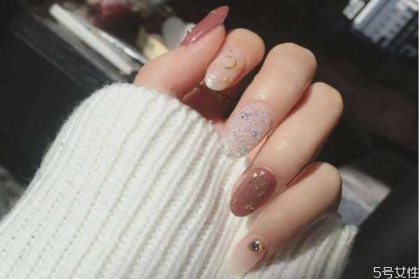 怎样涂指甲油不会掉？涂指甲油不出边的技巧