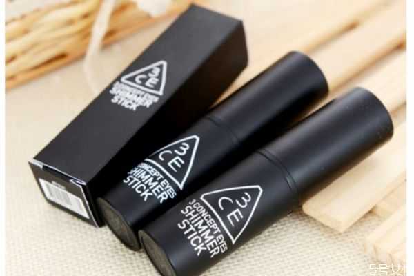 高光棒应该怎么用呢？高光棒和高光粉哪个好用呢