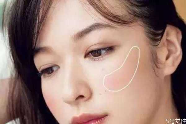 腮红有哪些使用技巧？使用腮红有哪些误区