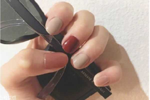 莫兰迪色美甲图 几何线条美甲图片