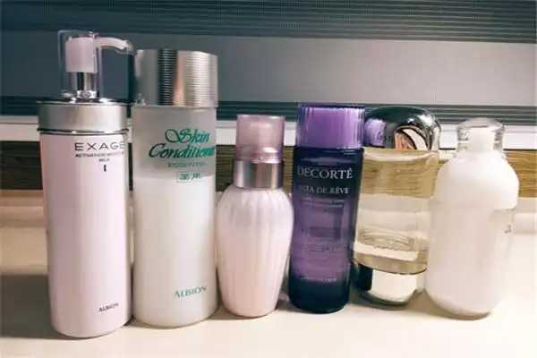 面霜变色了还能用吗 面霜变色了还能用吗