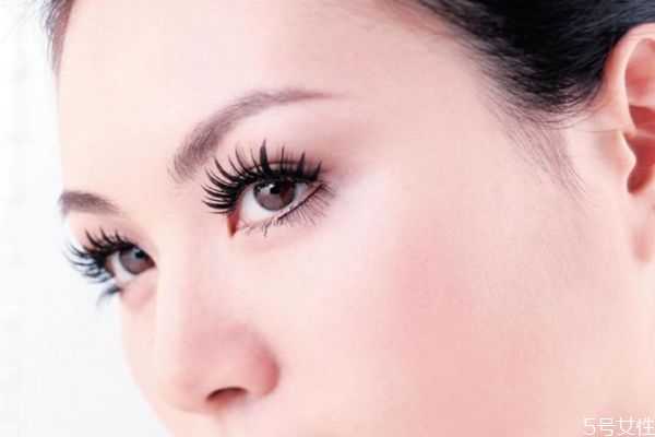 怎样才能让眼睫毛变翘？让睫毛翘起来的小窍门