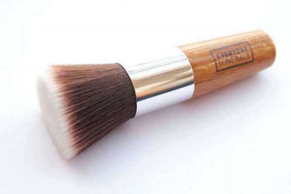 粉底液可以用散粉刷吗?散粉刷与粉底刷有什么区别 粉底液可以用散粉刷吗?散粉刷与粉底刷有什么区别