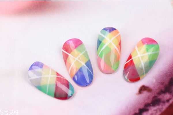 格子美甲怎么做 流行格子美甲推荐