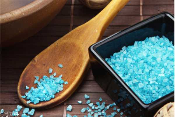 浴盐可以去背上痘痘吗 教你怎么用浴盐去角质