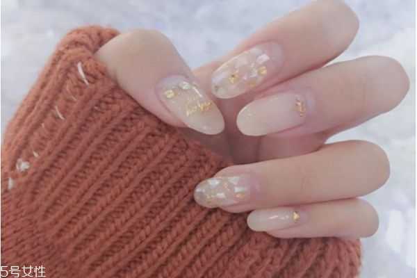 做哪些美甲可以显得手指比较长？美甲时要注意什么