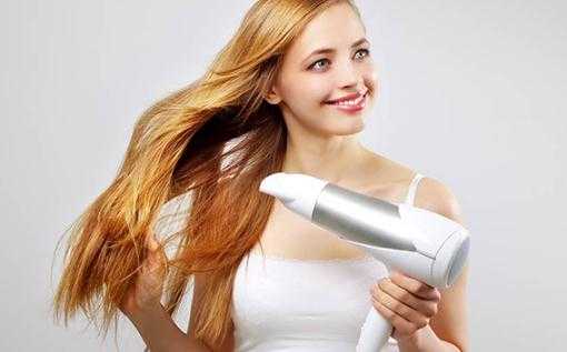 吹头发先吹发根还是发尾?头发自然干还是吹干好 吹头发先吹发根还是发尾?头发自然干还是吹干好