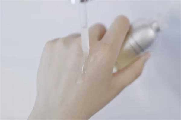 英树鎏光瓶白天可以用吗 英树鎏光瓶早晚都要用吗