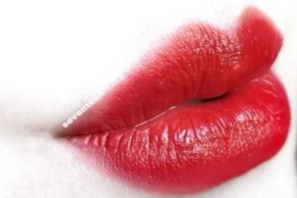 唇色暗紫适合什么口红？黄皮唇色深口红推荐