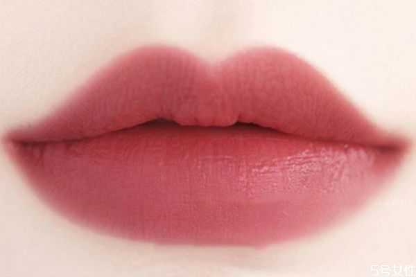雾面口红和镜面口红哪个好用?分别适合不同人群 雾面口红和镜面口红哪个好用?分别适合不同人群