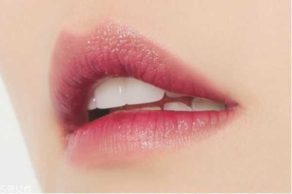 经常涂口红有哪些危害？女生长期涂口红的危害