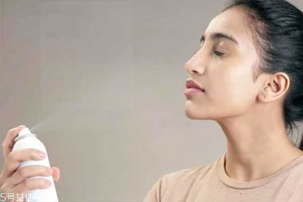 定妆喷雾怎么用效果好